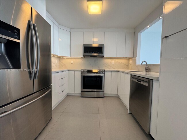 Foto del edificio - 8233 Harding Ave