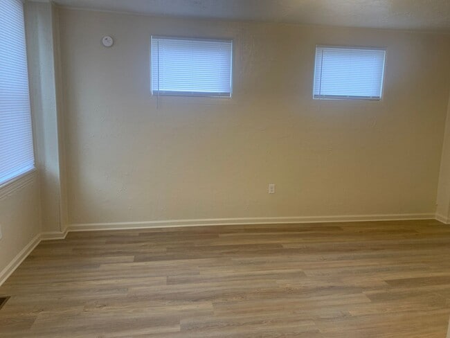 Building Photo - 1 Bedroom Apt Available Now!