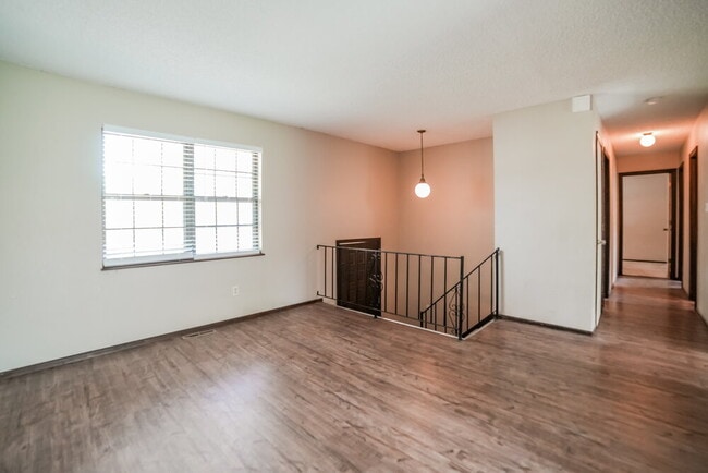 Building Photo - 4912 NW Pennington Ln