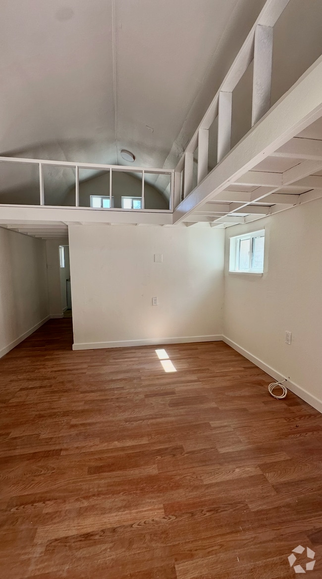 Building Photo - 2721 W Olive Ave