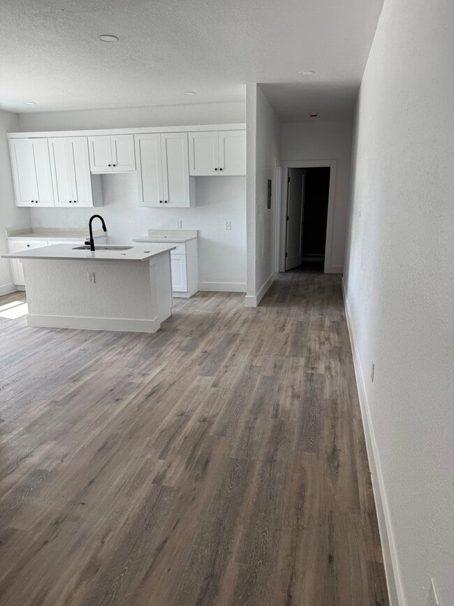 Building Photo - 403 S Calaveras St