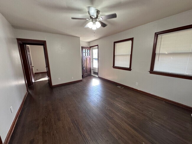 Building Photo - 840 N Belmont Ave