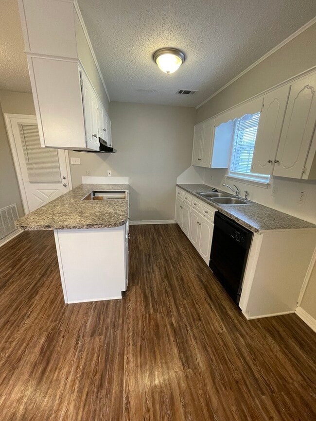 Foto del edificio - 15 McArthur Dr