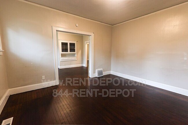 Building Photo - 737 E. Gum St.