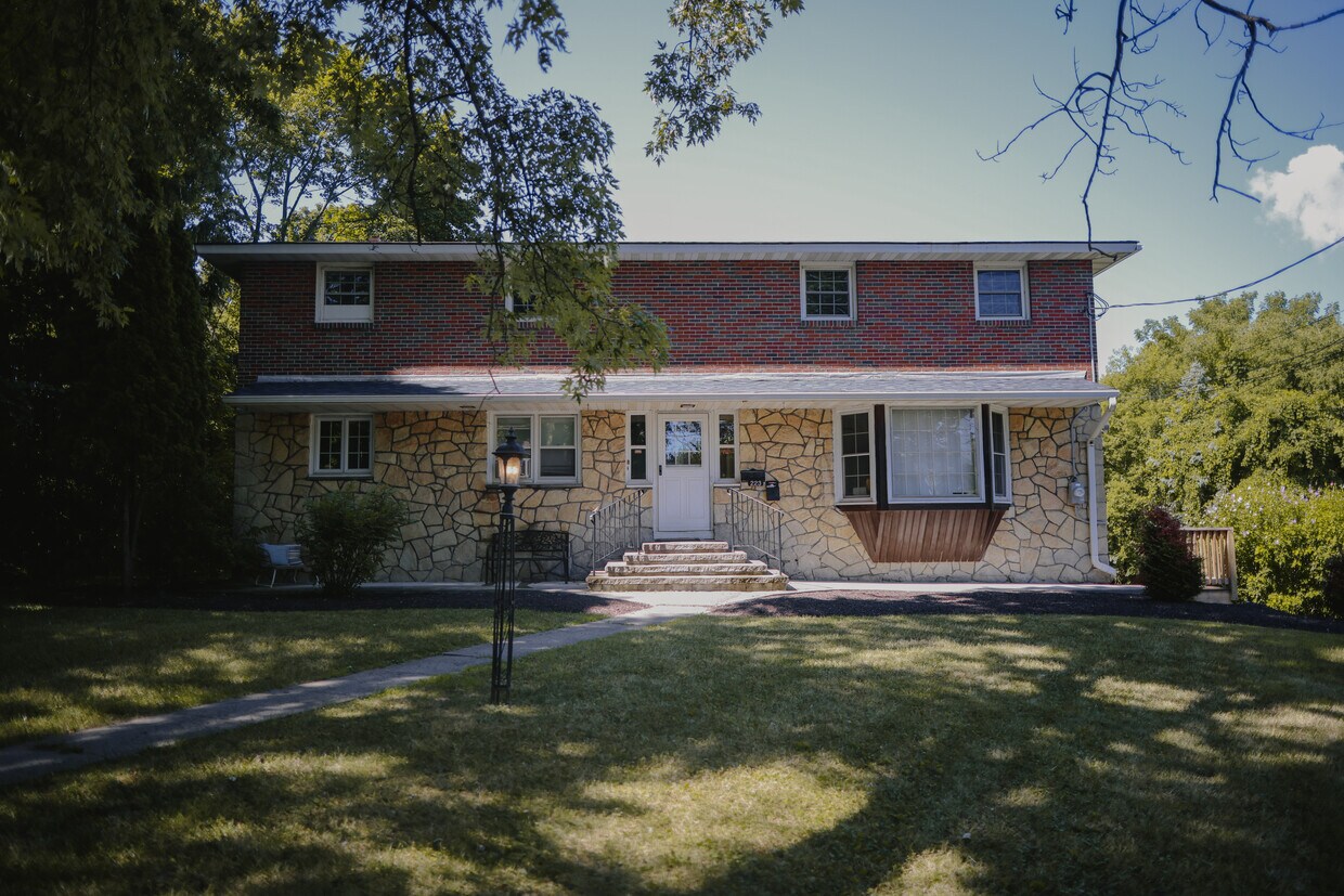 Foto principal - 223 Merrill St