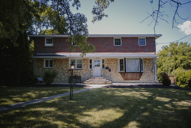 Building Photo - 223 Merrill St