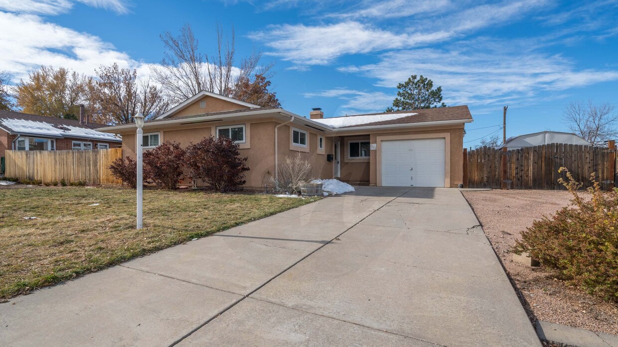 Primary Photo - Charming Rancher in Highland Park