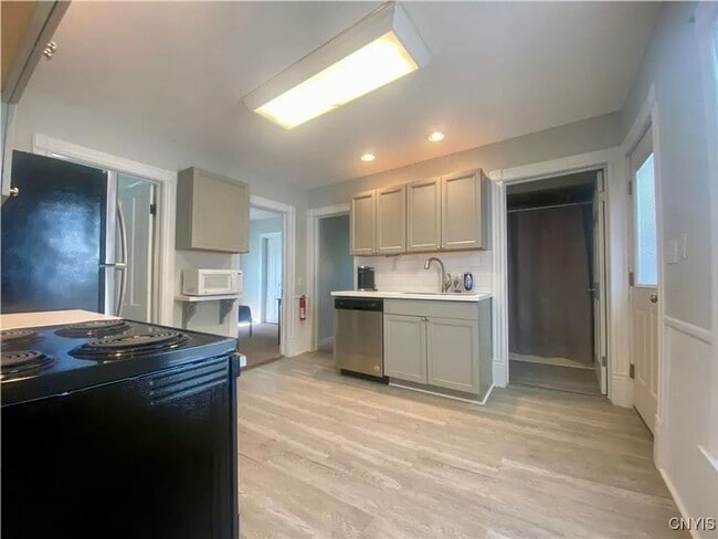 Building Photo - 10 Maple Ave