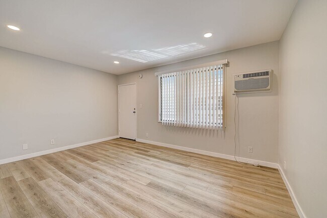 Interior Photo - 7044 Lanewood Ave