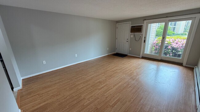 Foto del edificio - Walk to Downtown from this 1 Bedroom 1st F...