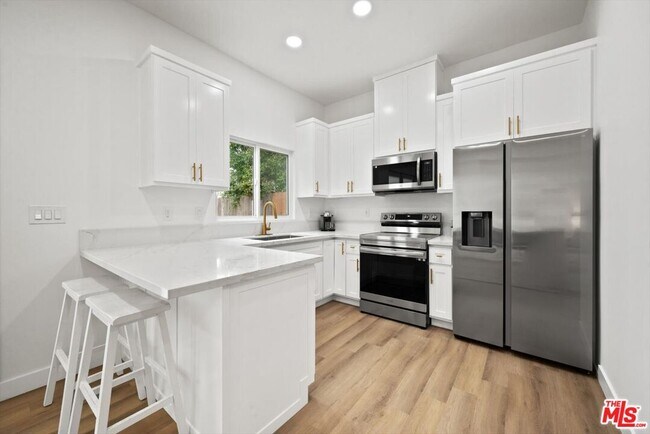 Foto del edificio - 1091 1/2 S Mansfield Ave
