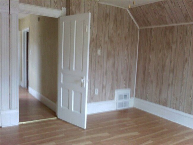 Building Photo - 1 br, 1 bath Duplex - 2510 E Michigan Ave ...