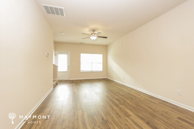 Foto del edificio - 8073 Logan Dr