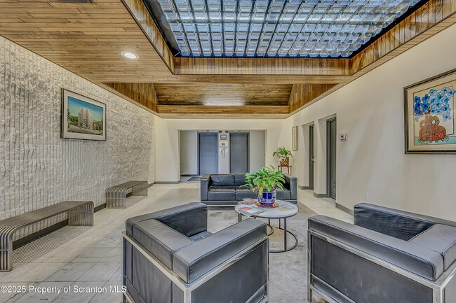 Foto del edificio - 550 Clay Ave