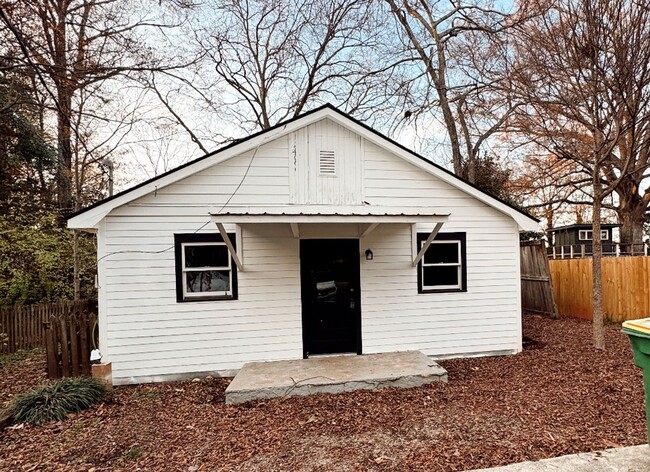 Building Photo - Fantastic cottage in Normal  Town