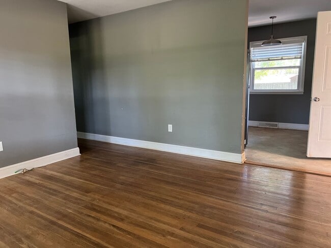Foto del edificio - 3 bedroom 1 bath house & 1 car Garage