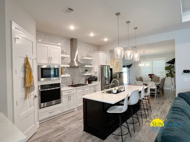 Foto del edificio - Efficient Solar 4-Bedroom Home in Navarre’s La Fontaine Gated Community with Deeded Beach Access!