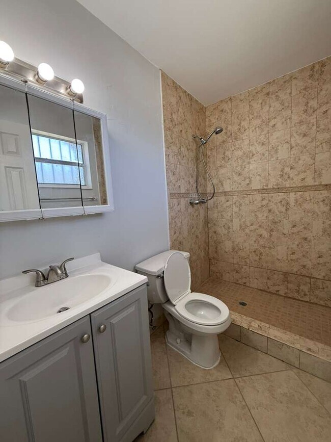 Foto del edificio - 516 NW 179th St