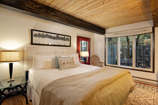 Foto del edificio - 1039 E Cooper Ave