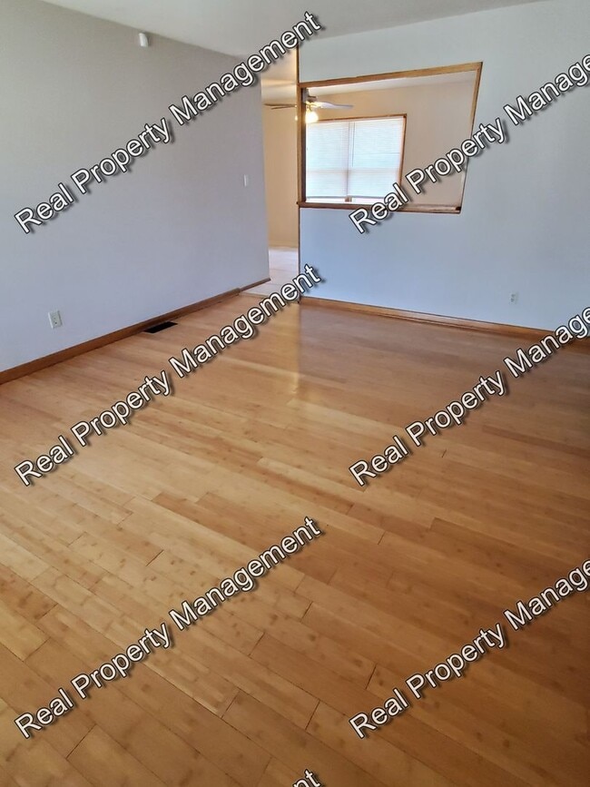 Building Photo - Freshly painted 3 Bedroom Ranch