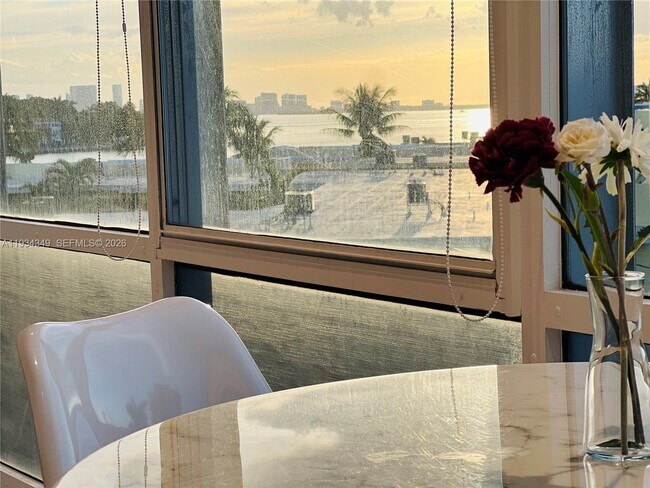 Foto del edificio - 900 Bay Dr