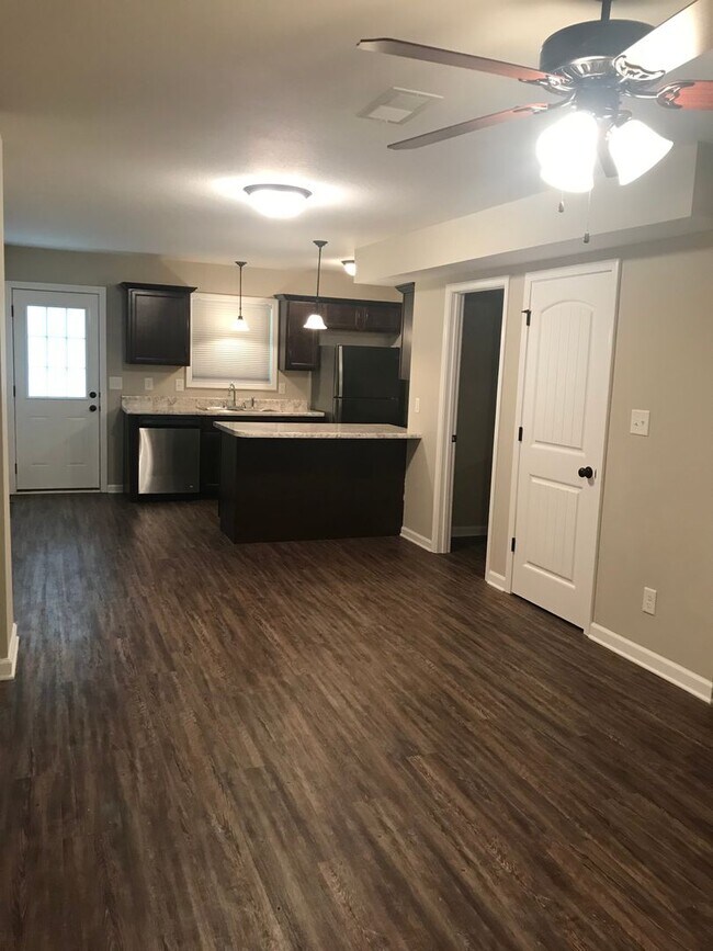 Building Photo - E Knollwood Cir - 1560