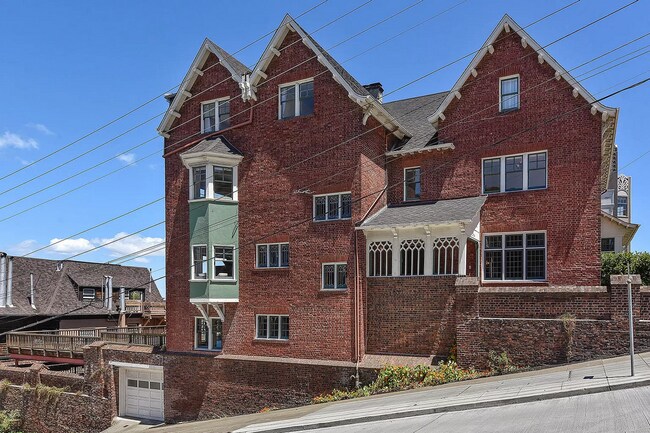 Foto del edificio - Remodel Ready - Massive Home Looking for T...