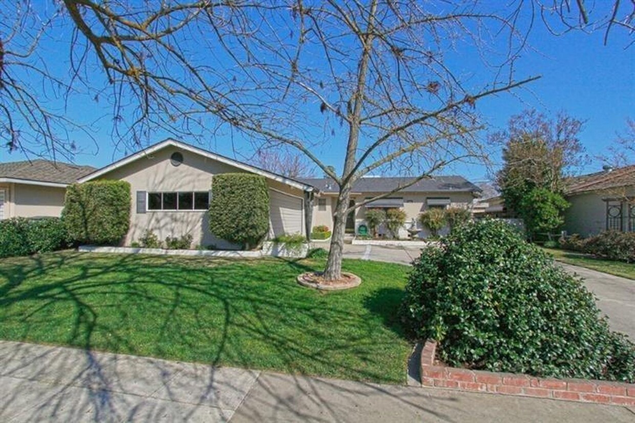 Foto principal - Great Central Fresno 3 bedroom, 2 bath home!