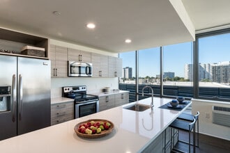 Building Photo - Hudson Lights