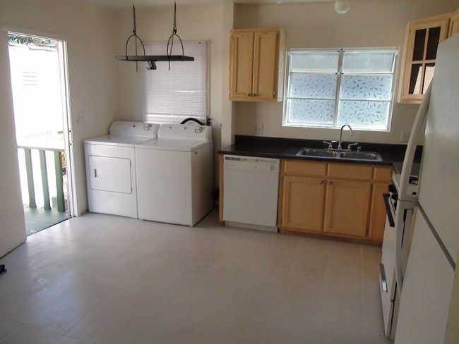 Plenty of room for a kitchen table - 2501 Elsinore St
