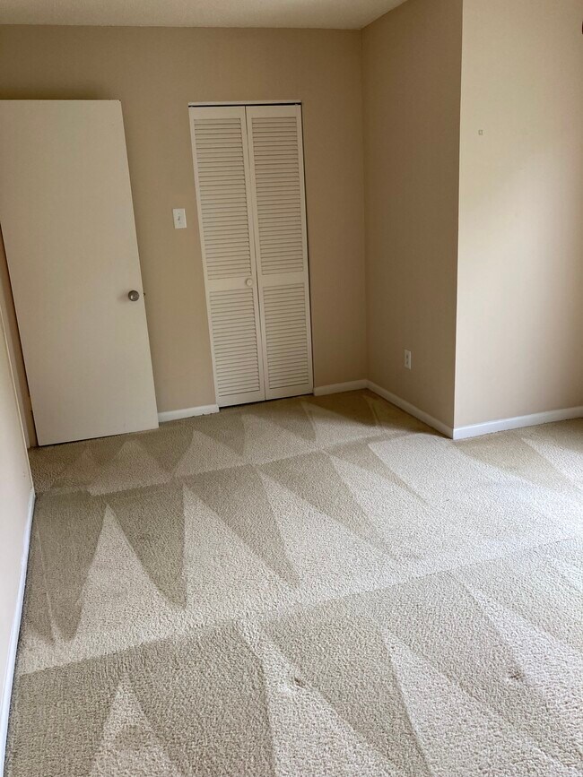 Room (for rent) with walk-in Closet on second floor - 250 S Estes Dr