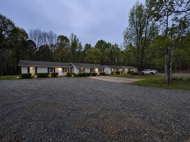 Foto del edificio - 4694 Giddon Martin Rd