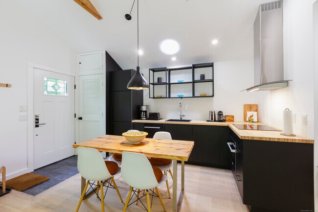 Foto del edificio - 1327 Little Meadow Rd