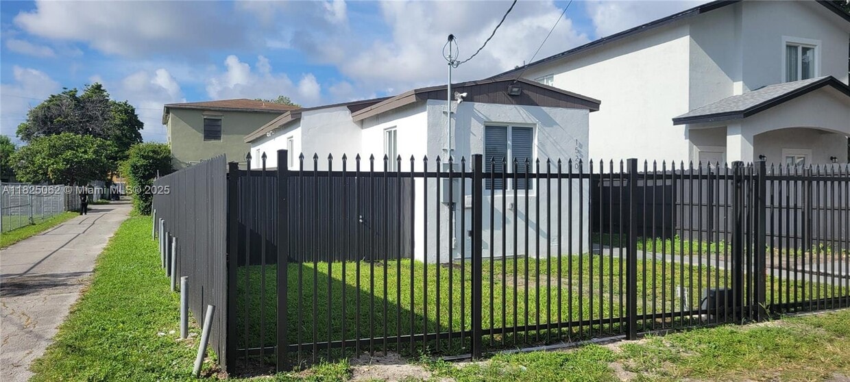 Primary Photo - 1520 NW 69th St
