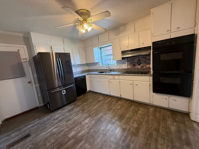 Building Photo - Charming 3-Bedroom Home with Spacious Yard...