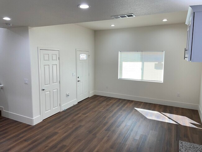Building Photo - 6053 Vista De Oro