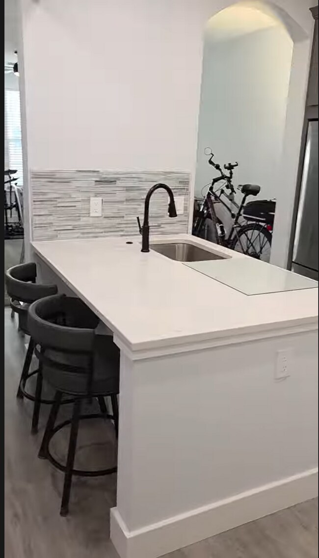 Dos sillas en la península de la cocina - 27 Booth St
