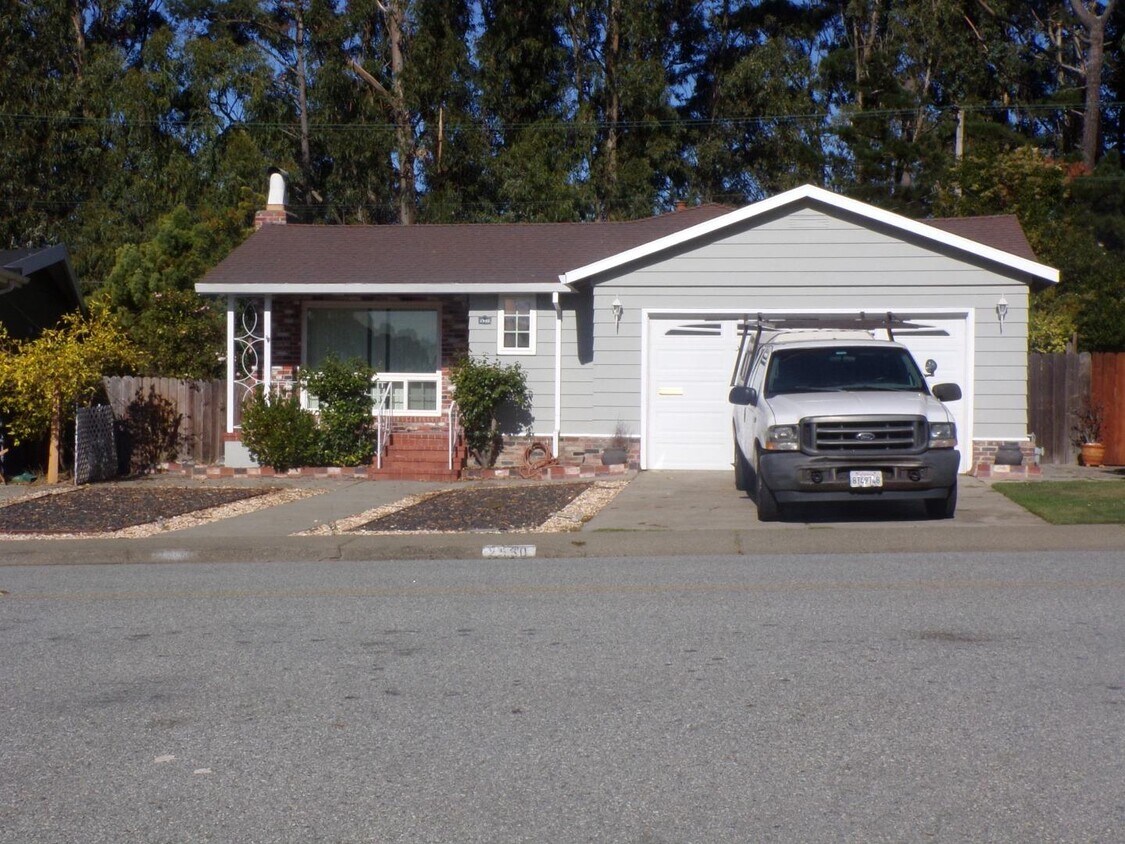 Building Photo - 2590 Crestmoor Dr