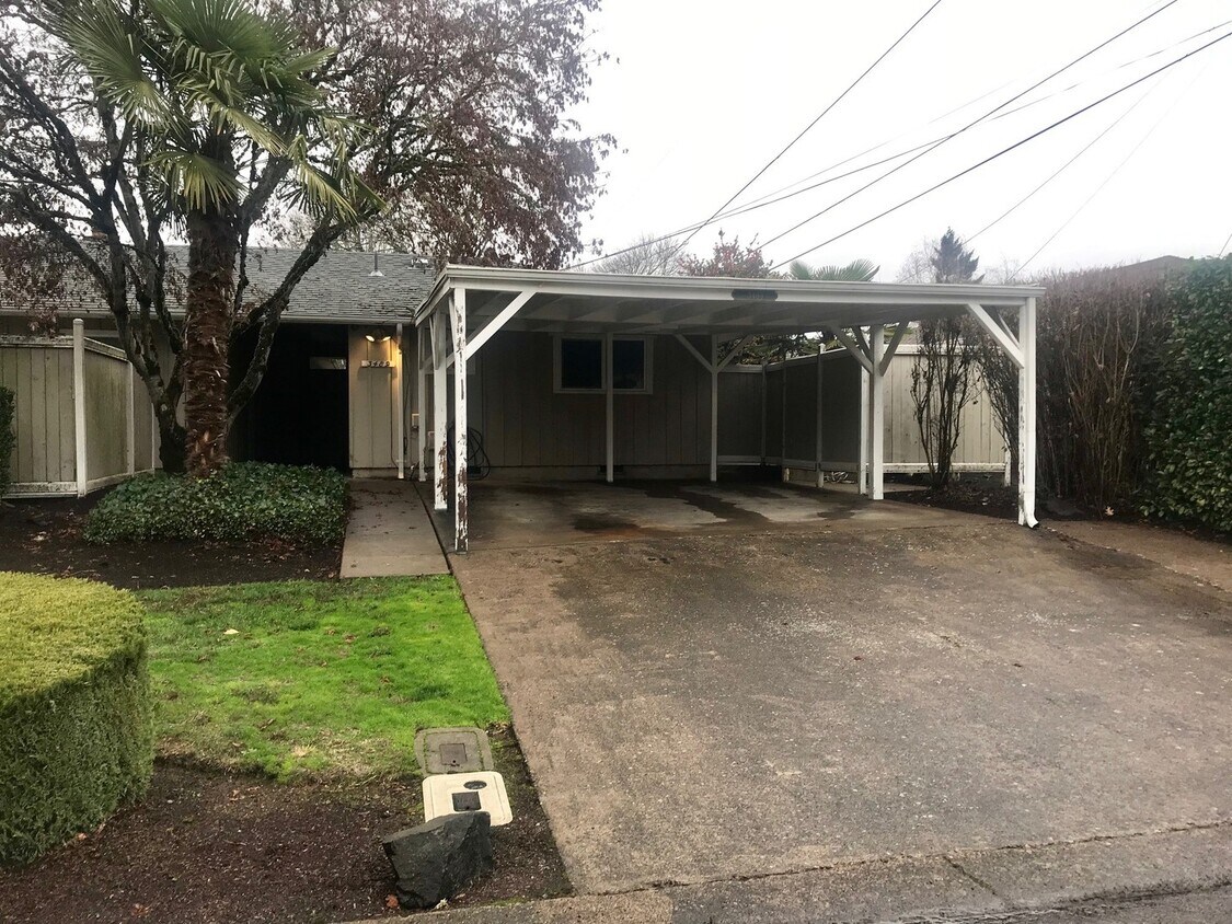Foto principal - Updated 1 bedroom duplex unit with off str...