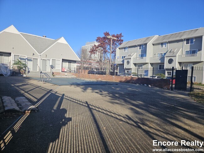 Foto del edificio - 150 N Beacon St