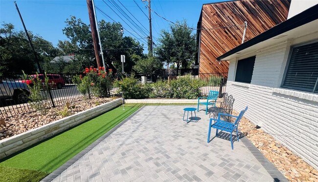 Foto del edificio - 1715 Bluebonnet Ln