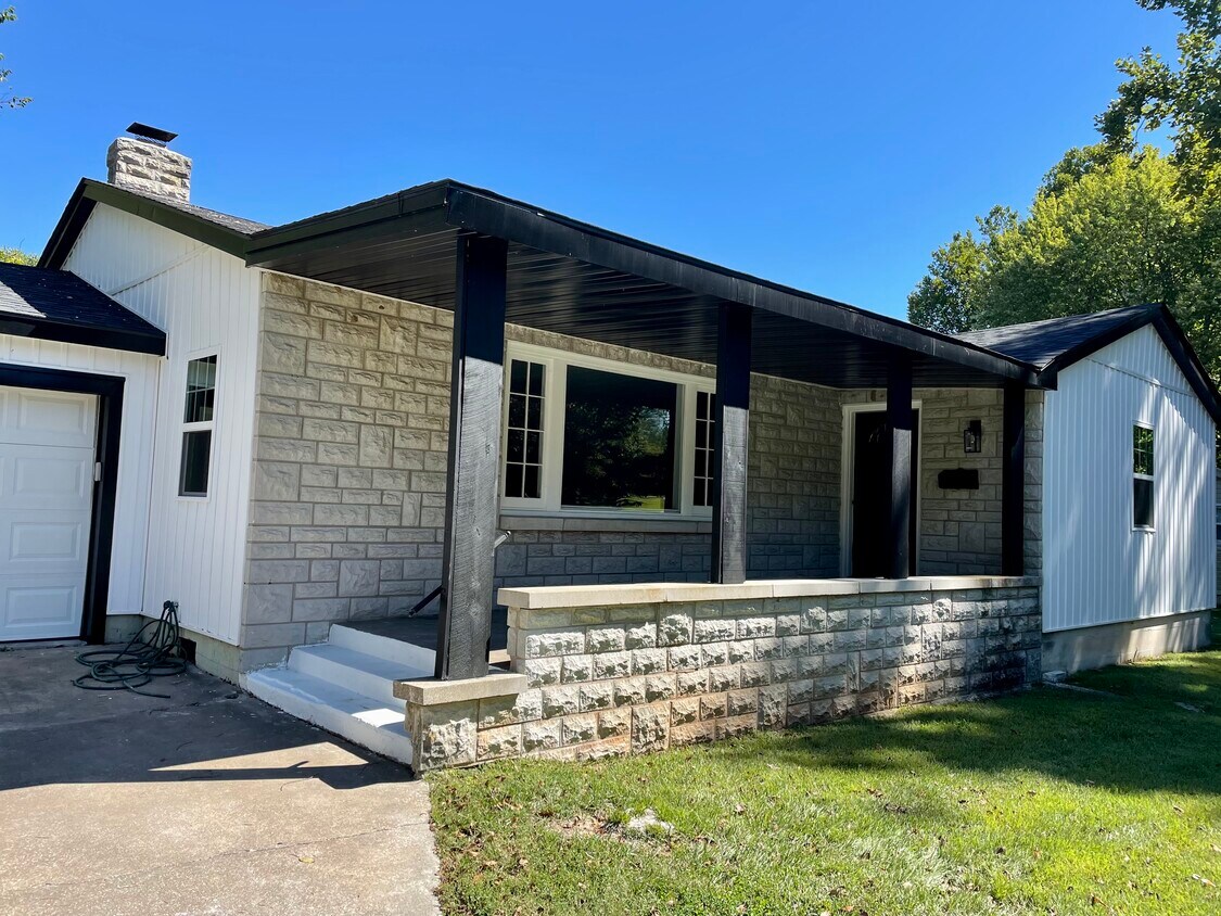 Primary Photo - 2310 S Brentwood Blvd