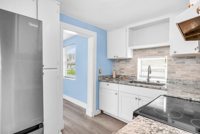 Foto del edificio - 1497 Silver Beach Rd