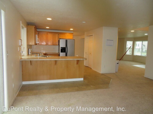 Foto del edificio - 3340 Bali St NE