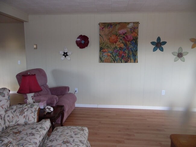 Building Photo - 3 bedroom Home
