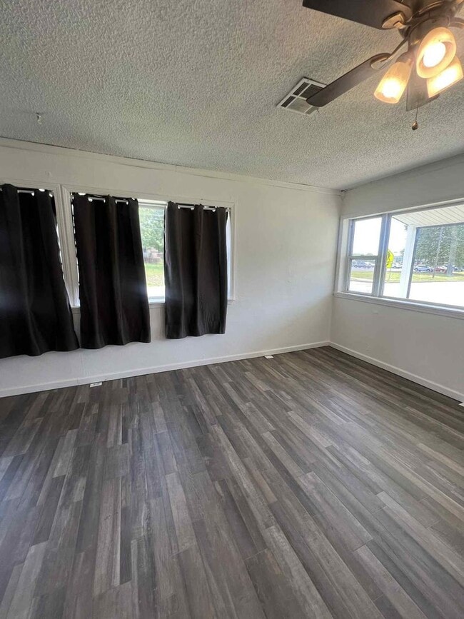 Building Photo - Newly Remodeled 3 Bedroom / 2 Bathroom Hom...