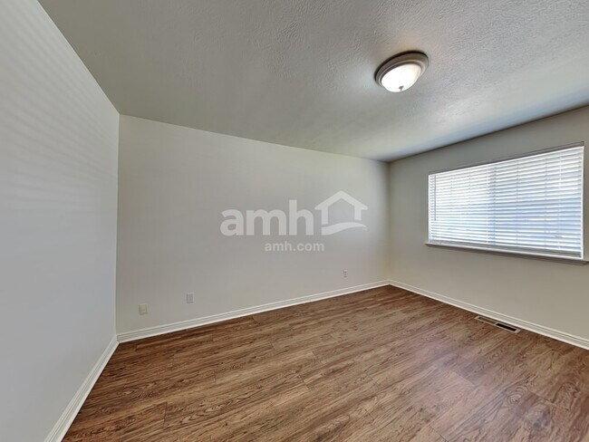 Building Photo - 439 E 250 N