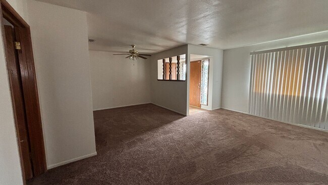 Foto del edificio - Central Hemet - Three Bedroom, Two Bathroo...