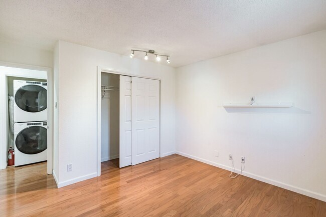 Building Photo - Charming 2BR Condo in Denver