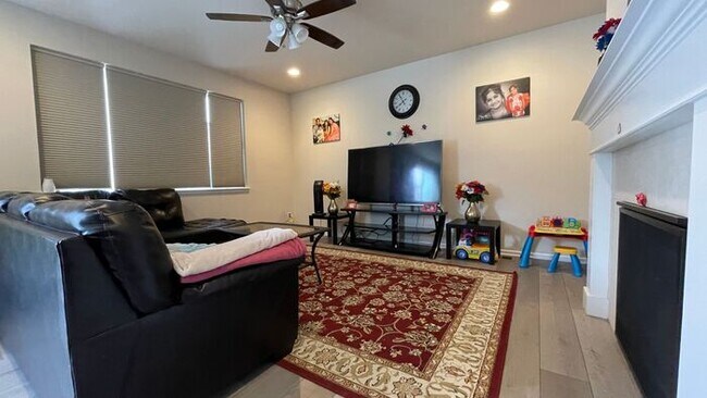 Building Photo - Beautiful Newer Home